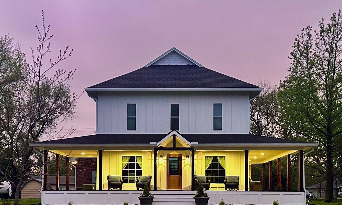 Lyndon House | Beautifully renovated 3,800 sq ft house between 2 federal lakes