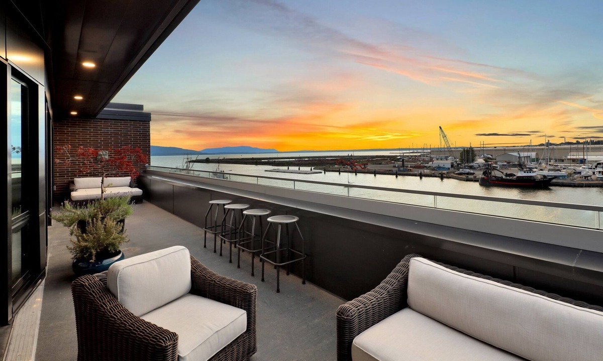 Central Business District Condo | Bellingham Waterfront Penthouse Wraparound Balcony, Downtown & Near WWU