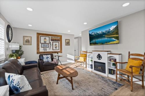 Berthoud House | Berthoud Basecamp Private Hot Tub and Backyard Oasis