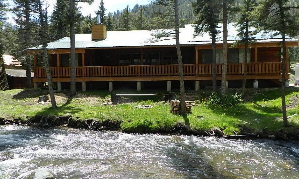 Red River Cabin | Big Elk Horn Lodge - Upper Valley - Pet Friendly - On the River - Fireplace - G