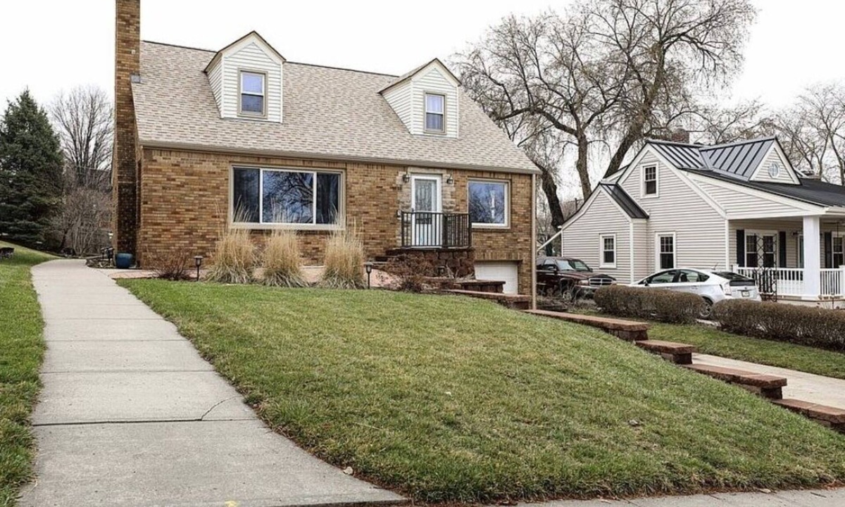 Morton Meadows House | Big upper unit handicap retreat, 4br-3bt. fireplace and family room