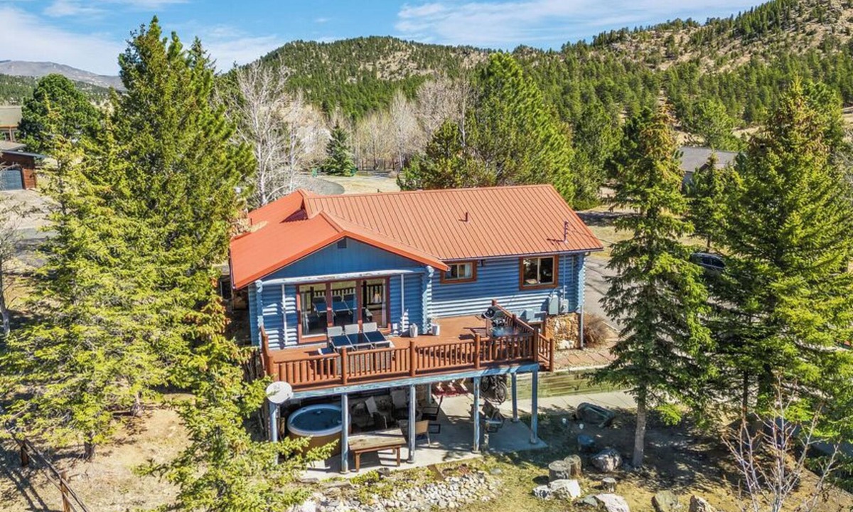 Estes Park Cabin | Bluebird Cabin, 2.7 miles to downtown & 6.6 mile to RMNP, Hot Tub, Pet Friendly!