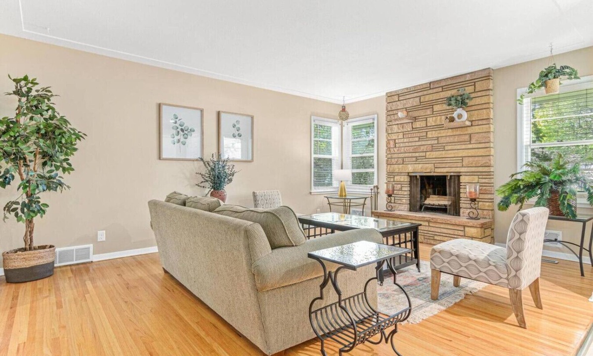 Brooklyn Center House | Boho Brooklyn, Minutes to Vikings US Bank Stadium
