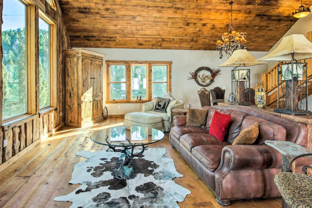 Bozeman House | Bozeman Cabin: Deck w/Jacuzzi & Gas Grill!