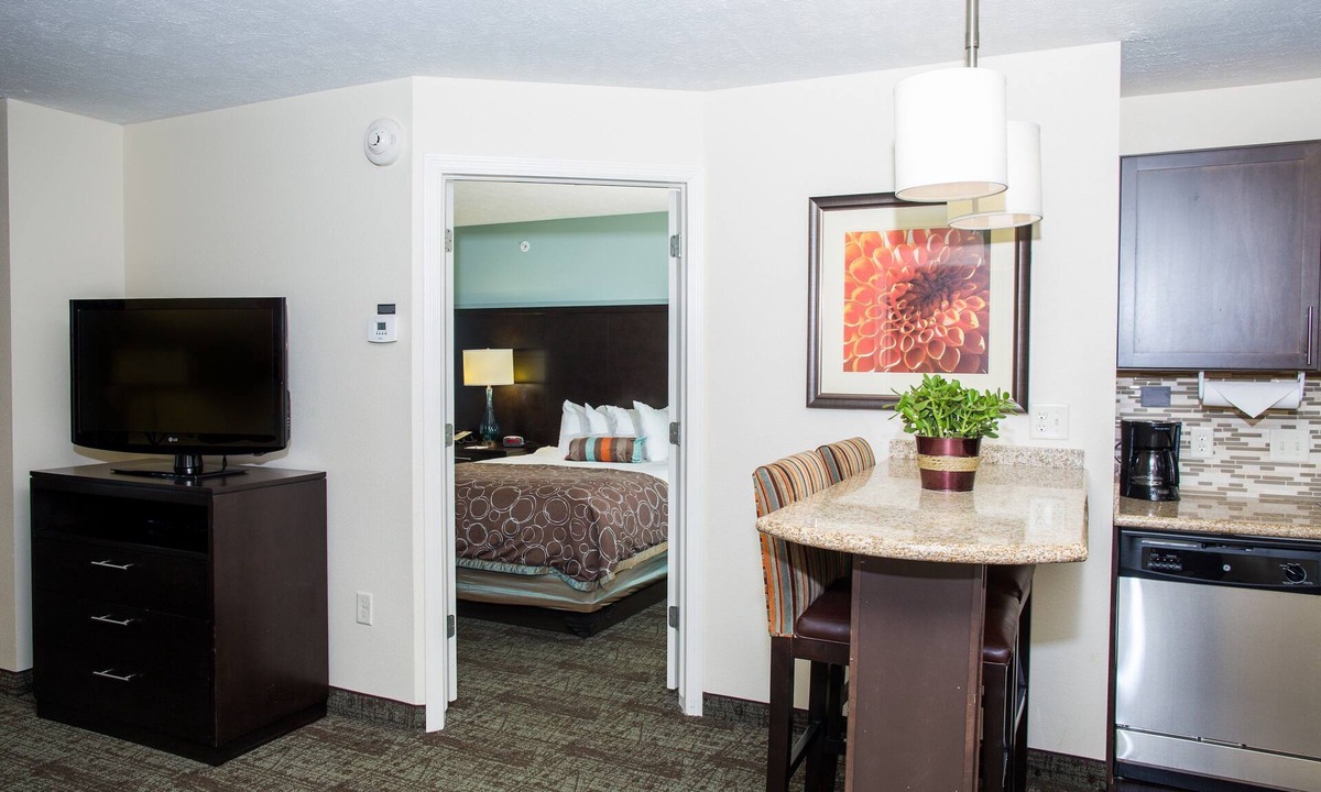 Lincoln Condo | Breakfast, Pool, Hot Tub, Near Univ of Nebraska