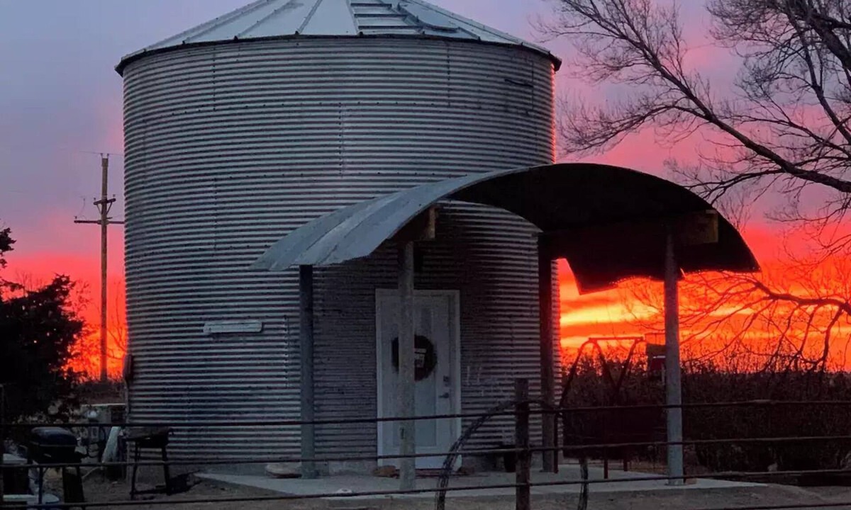 Arnold House | Brent & Jean's Grain Bin Inn Barn