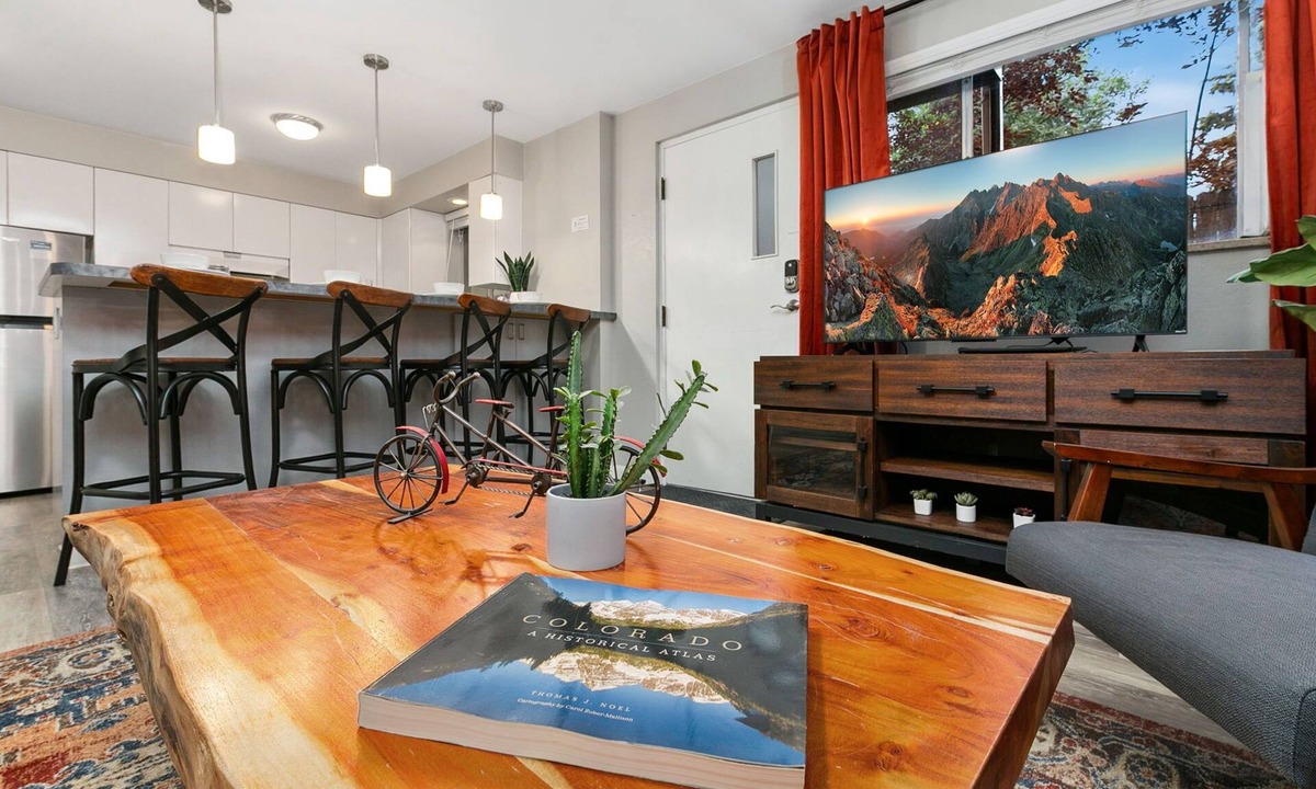 Old Town Condo | Brick Suite | Bright & Bold Retreat Near Old Town