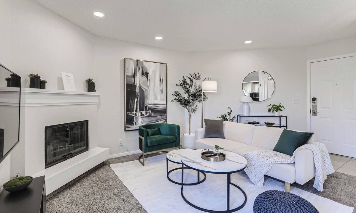Englewood Condo | Bright DTC 2BR Condo with Pool & Fireplace