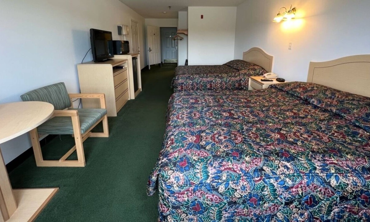 Red Bud Apartment | Bright Single King Suite in the Heart of Red Bud!