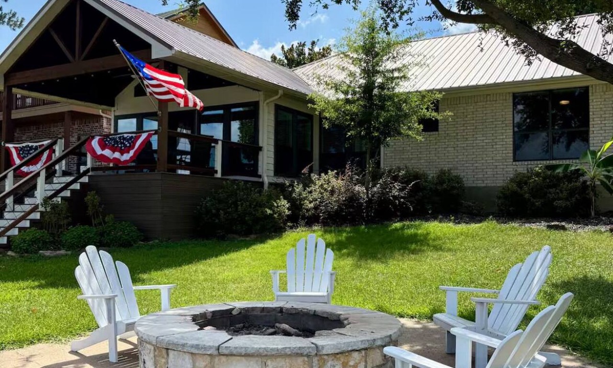 Enchanted Oaks House | Bright Water-Front Cedar Creek Retreat