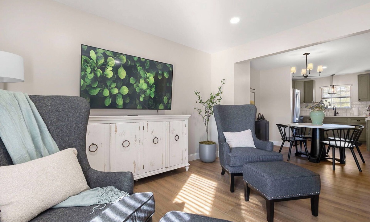 Northeast South Bend House | Bring Everyone/NEW 5BR Townhome Designed for Groups/ Home Base near ND