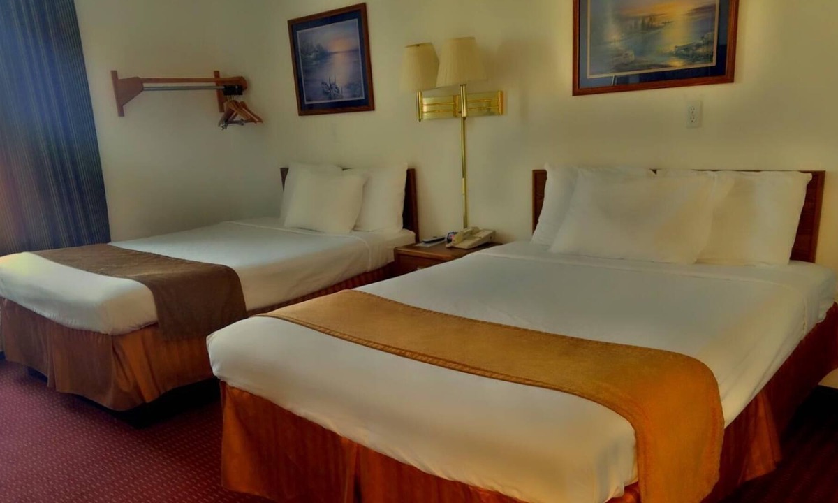 Hallock Hotel | Budget Host Caribou Inn