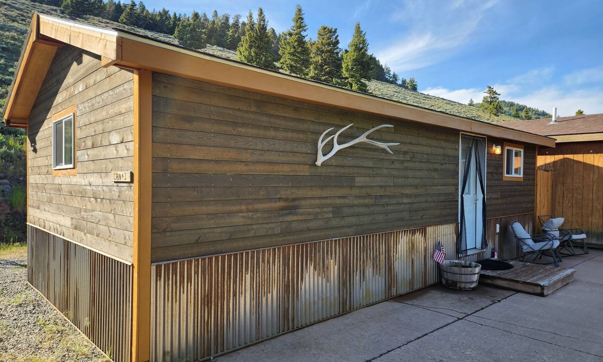 Jardine Cabin | CABIN 1- Secluded cabin 5 miles from the North entrance to Yellowstone.