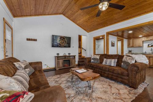 Estes Park House | Cabin 3- Cozy updated cabin 5 min to RMNP