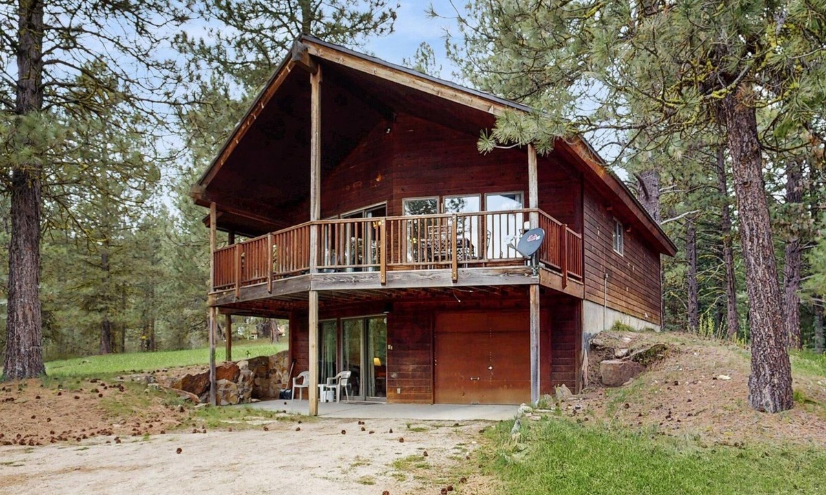 Cascade Cabin | Cascade Cabin | Deck, 2 Living Rooms + Fireplaces