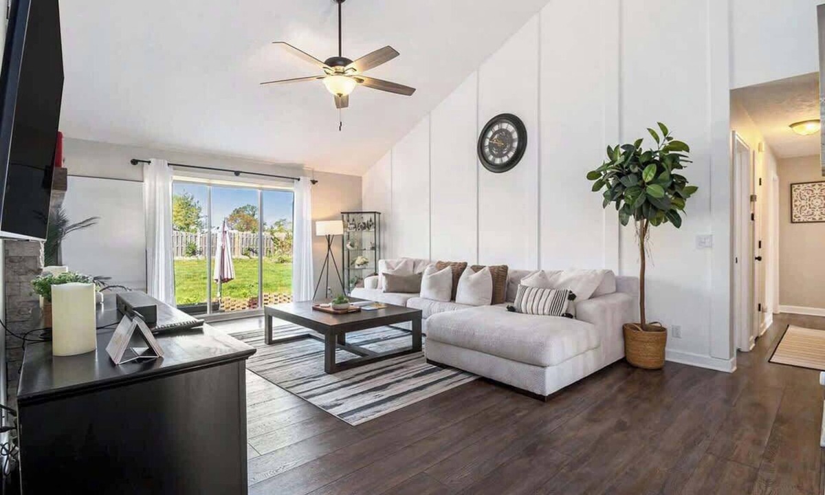 McArdle House | Central Omaha Luxury Close to everything &King bed