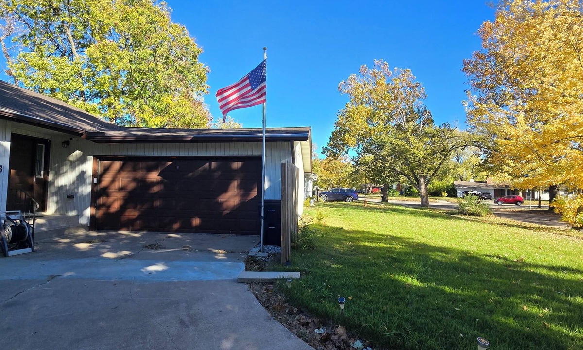 Topeka House | Charming 2-bedroom/2-bathroom house