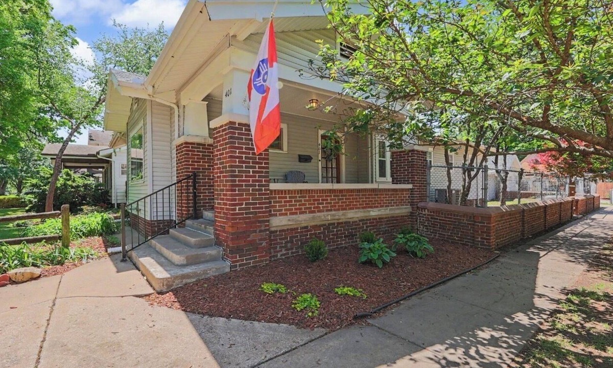 Wichita House | Charming 3-bedroom bungalow, College Hill/downtown Wichita-adjacent w/amenities