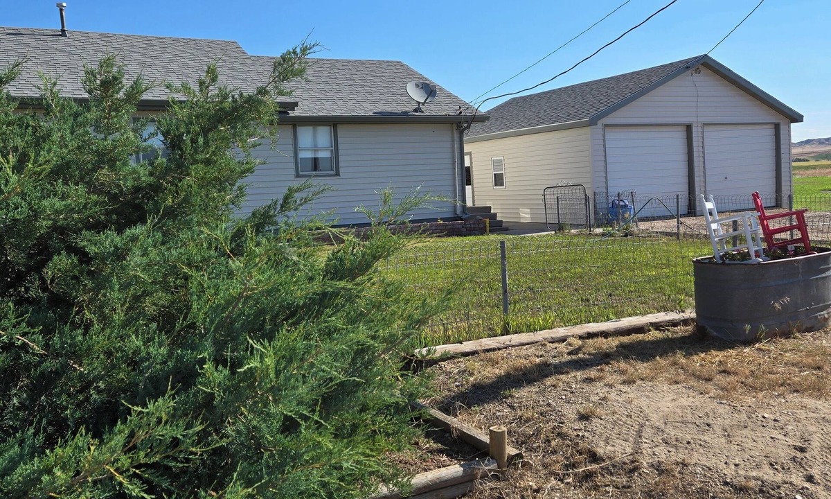 Bridgeport House | Charming 3-bedroom farmhouse in marvelous Bridgeport with WiFi, AC.