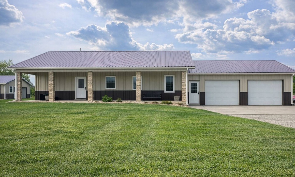 Peculiar House | Charming 3-bedroom farmhouse outside Harrisonville for relaxing stays