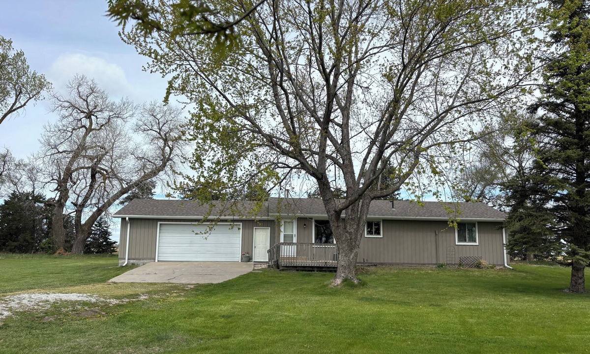 Rock County House | Charming 3 bedroom house in NE Sandhills on Hwy 20 outside yard for pets horses