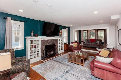 Ames House | Charming 3BR Modern Retreat