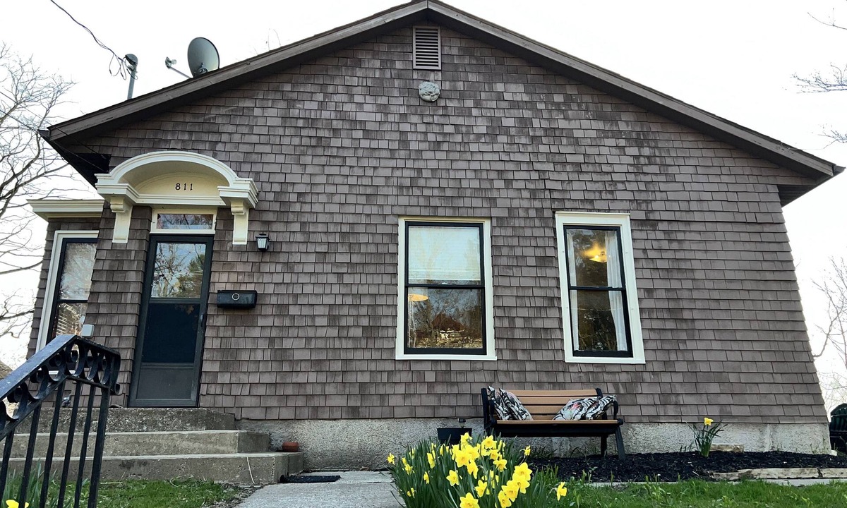 Mann House | Charming Bungalow Close to Downtown and University of Iowa Campus