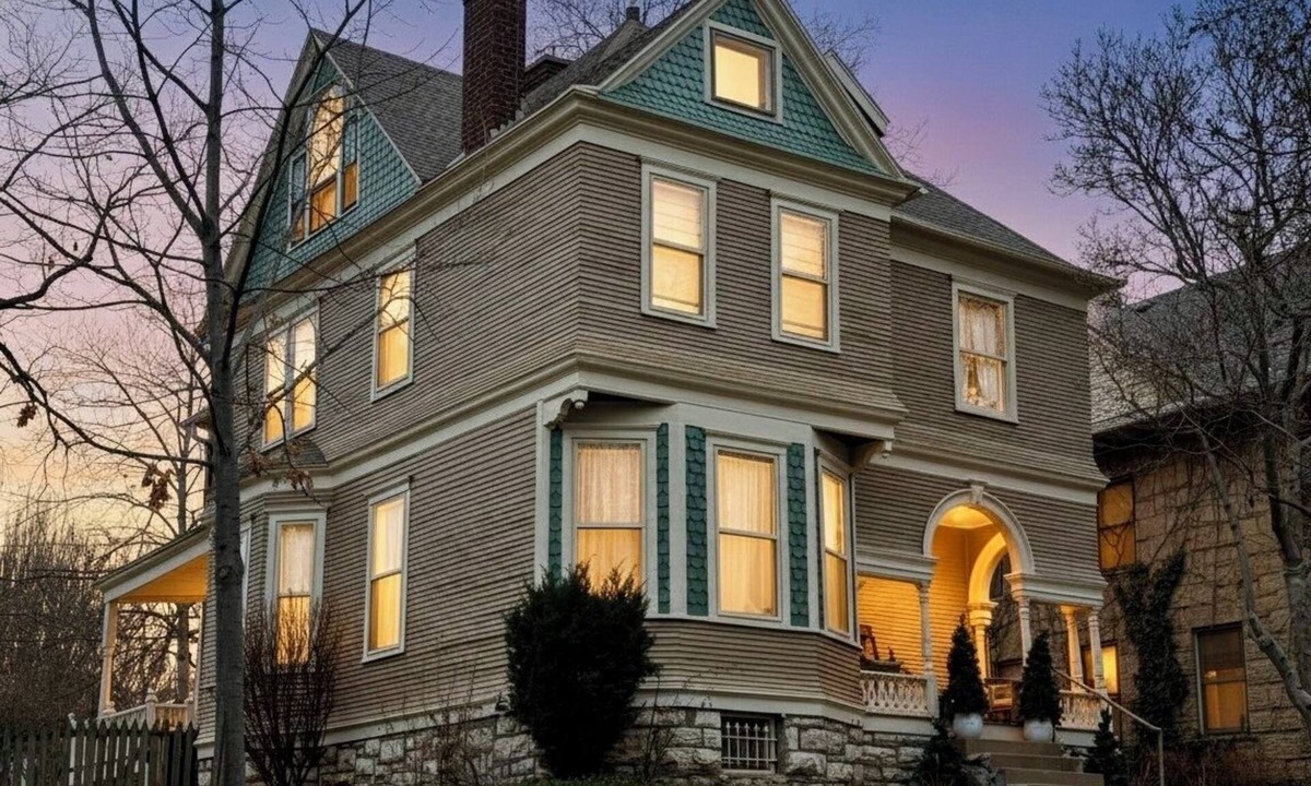 North Hyde Park House | Charming Hyde Park Victorian - Near Downtown Kansas City