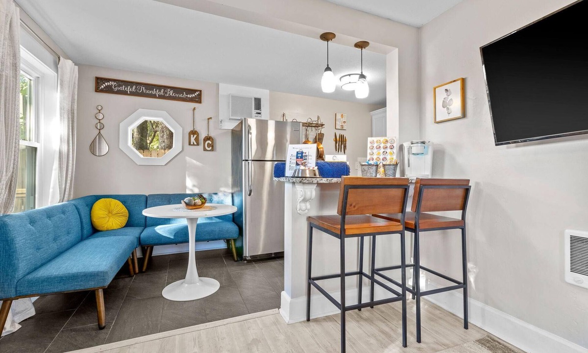 South Hyde Park Apartment | Charming Pet Friendly Tiny House Walkable to KC Streetcar