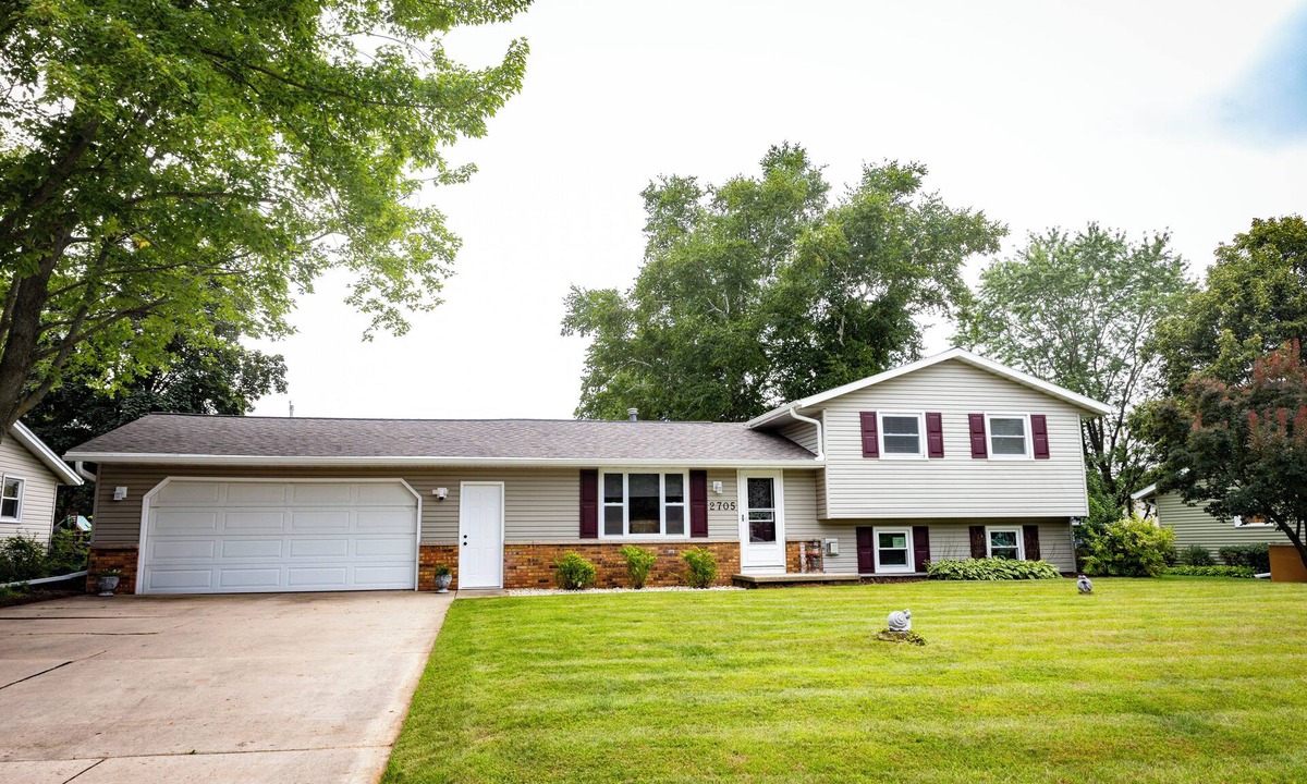 Green Bay House | Charming split-level near Lambeau