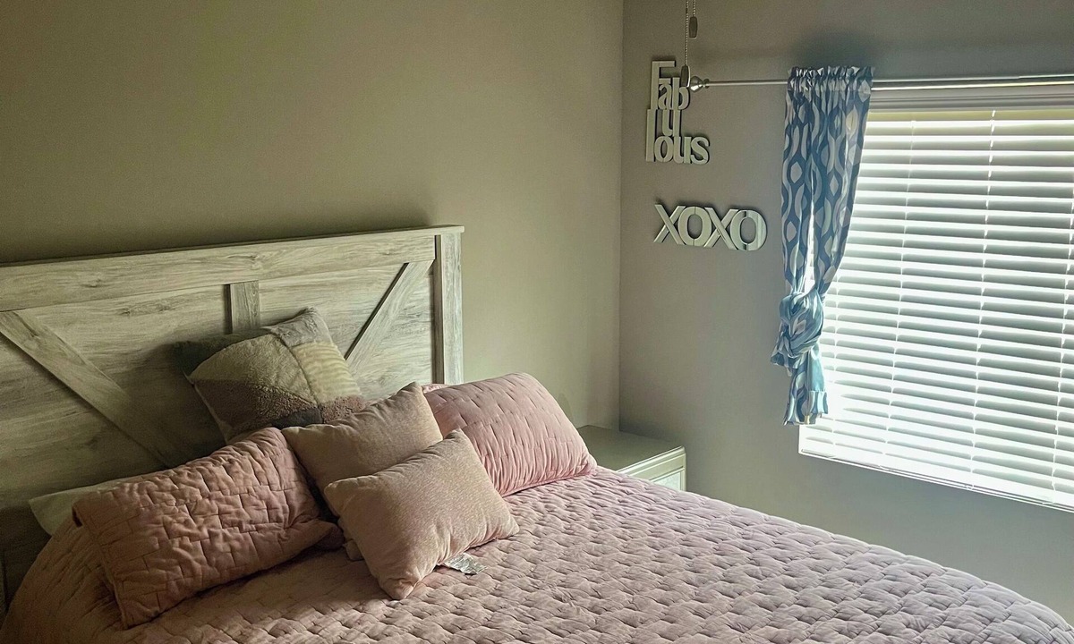 Jefferson House | Charming townhome in Omaha. 20 minutes from downtown for cws
