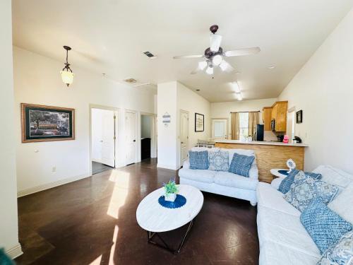 Pine Grove Apartment | Chateau 4