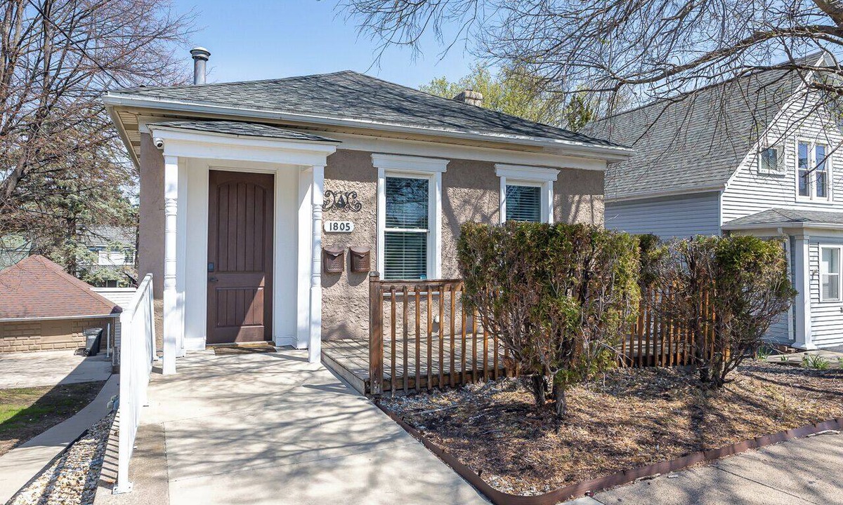 Dubuque Apartment | Check It Out! Great Location Large Priv w/Parking