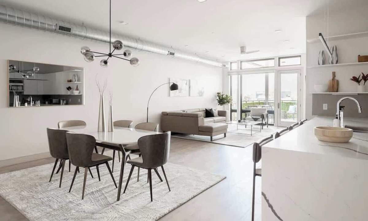 Jefferson Park Condo | Chic King Suite | Balcony | Downtown View | Tesoro