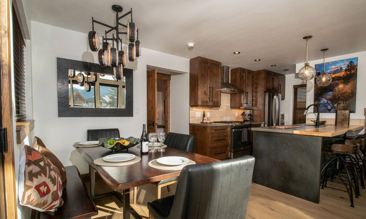 Estes Park Cabin | Chic Retreat – Indoor/Outdoor Fireplace, Private Jacuzzi, Great Location!
