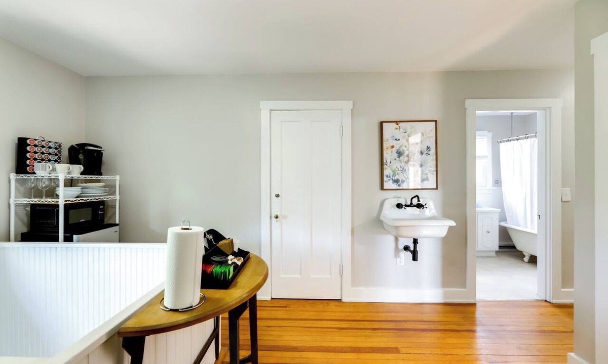 Hyde Park Apartment | Cincinnati Apartment: 1 Mi to Hyde Park Square!