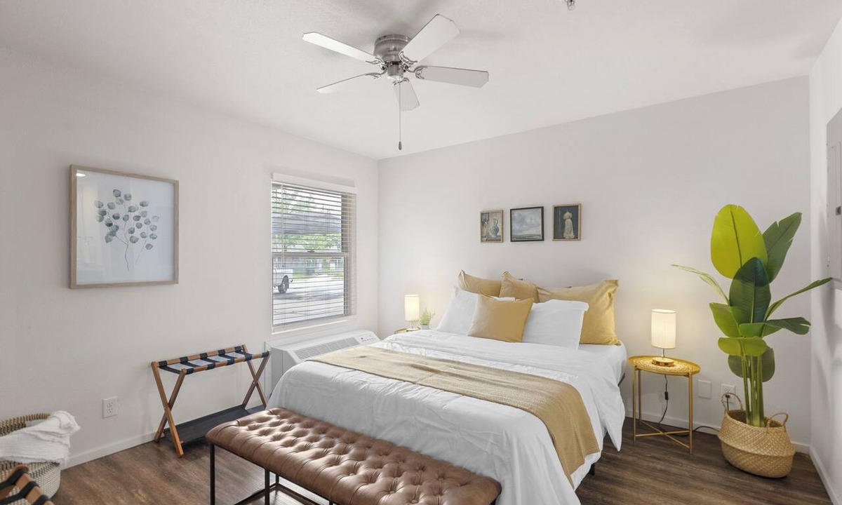 Prairie Village Apartment | Classic Corner Queen BD No Stairs Fast WiFi Parking