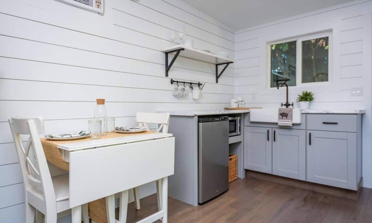 Camas Apartment | Clean & Private Escape! Tiny home style