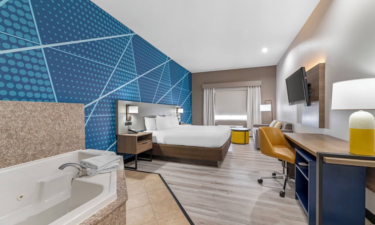 Lawrence Hotel | Comfort Inn & Suites Lawrence - University Area
