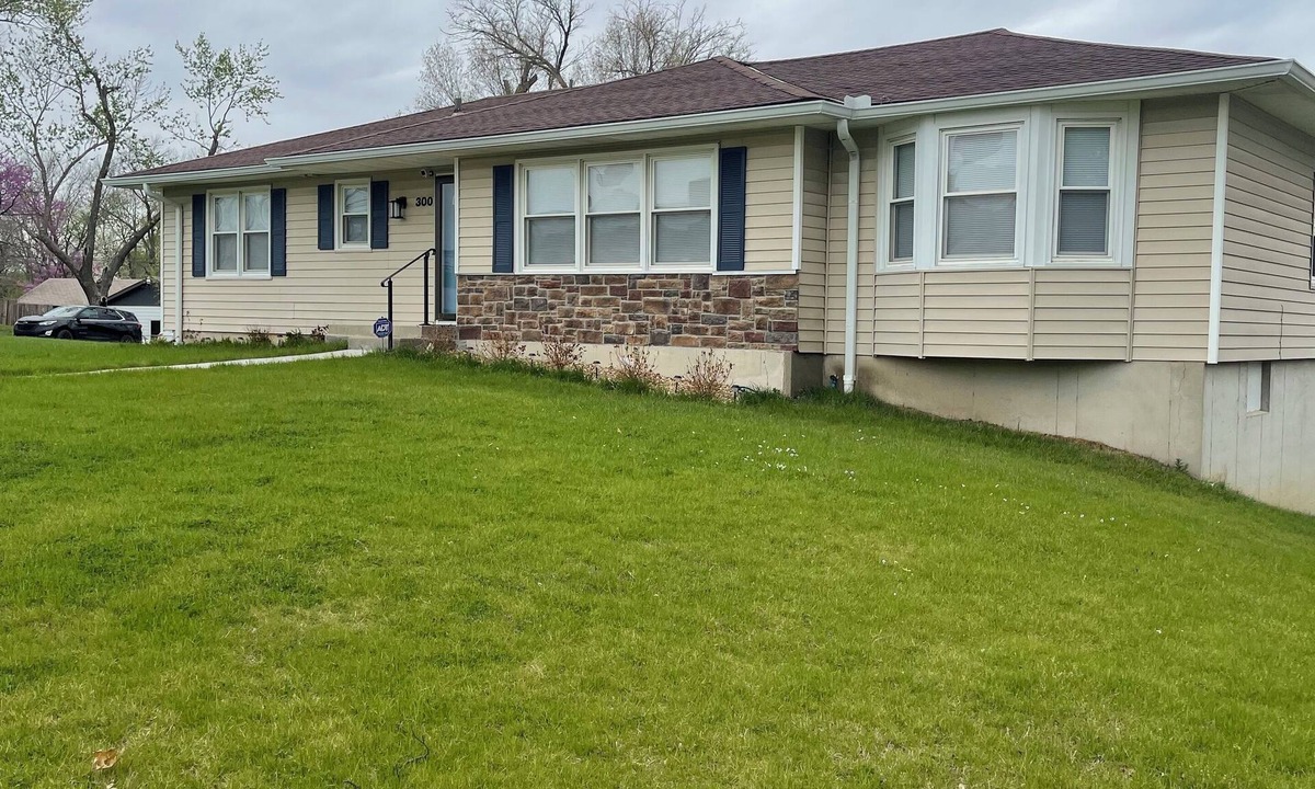 South Kansas City House | Comfortable 3 Bedroom near Martin City