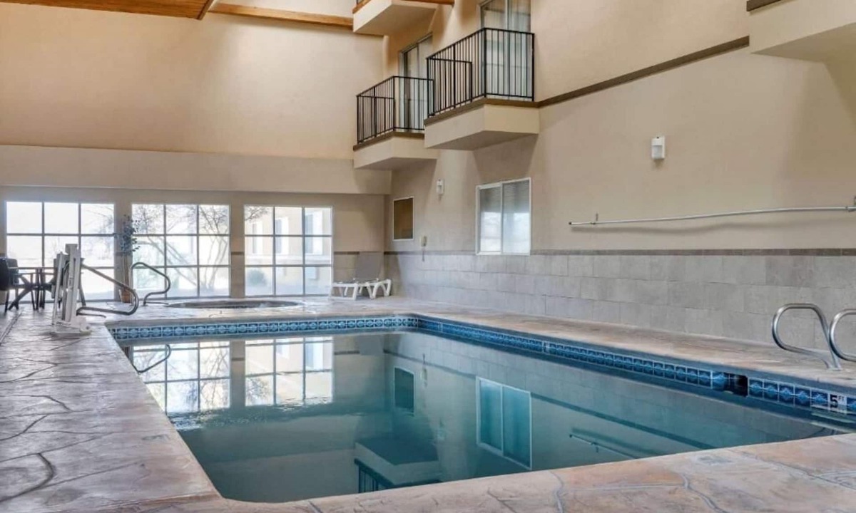 Albuquerque Hotel | Comfortable Albuquerque Hotel Rooms, with Indoor Pool & Free Breakfast - 4 Units