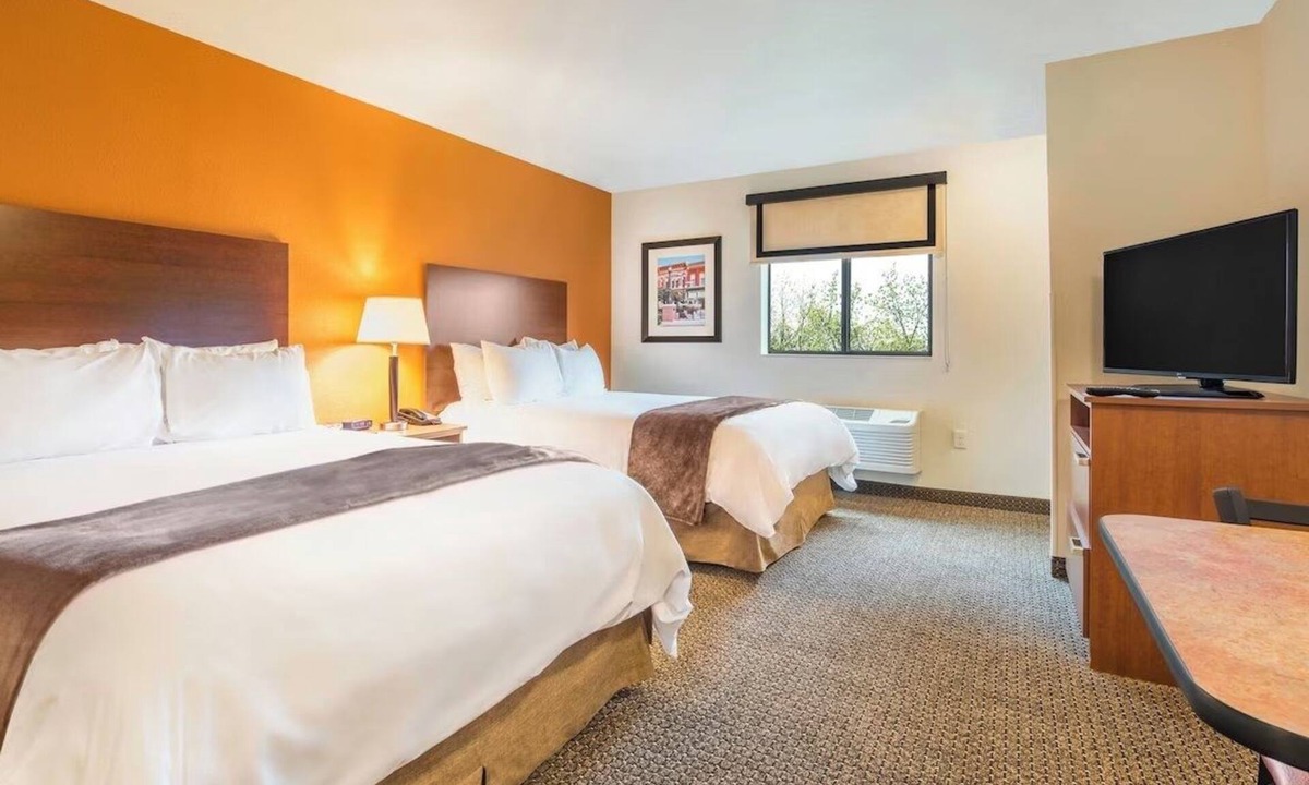 Soncy Hotel | Comfortable Stay with Free Parking – Walk to Shops, Restaurants & Entertainment