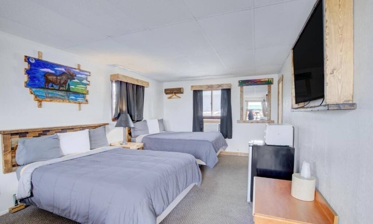 Chamberlain Hotel | Convenient Room Near I-90 Rest Stops & Local Attractions, w/Free Parking