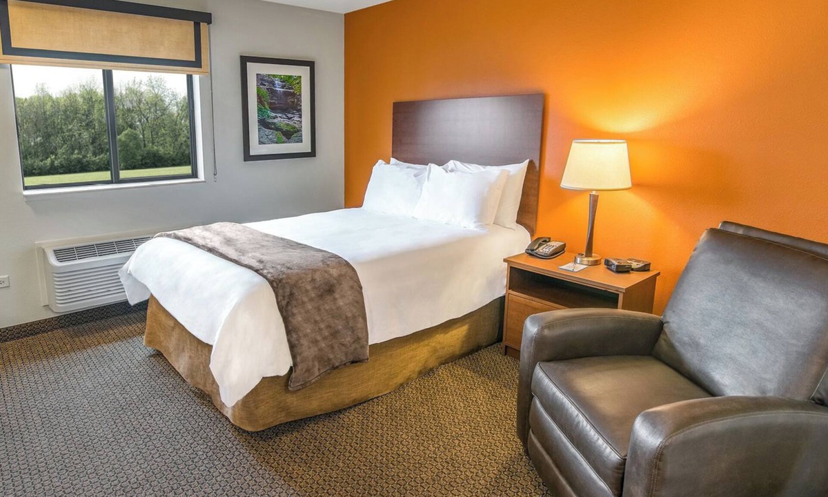Sioux Falls Hotel | Cook Your Way in This Cozy Unit Near Falls Park – Stunning Nature Only 3.9 Miles