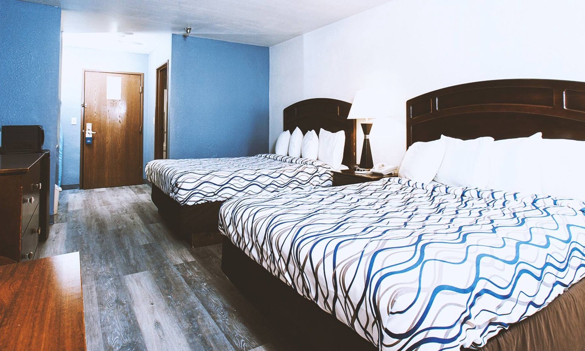 Park City House | Coratel Inn & Suites by Jasper Park City - Wichita North - DQBNS