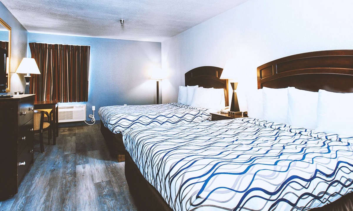Park City House | Coratel Inn & Suites by Jasper Park City - Wichita North - QBNS