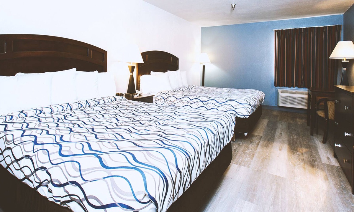 Park City House | Coratel Inn & Suites by Jasper Park City - Wichita North - SQBNS