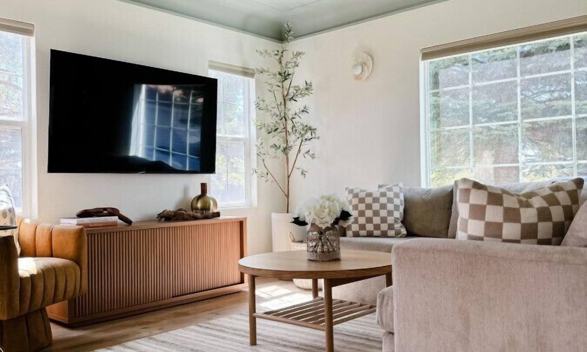 Garden City House | Cottage 65 | Pet Friendly, Hot tub, Arcades, Walk to Bear Lake!