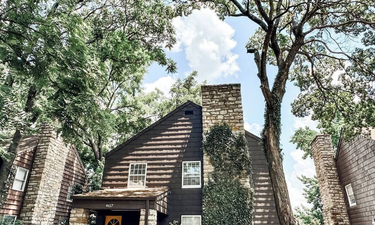 South Hyde Park House | Country Club Plaza Treehouse - Walkable to Nelson