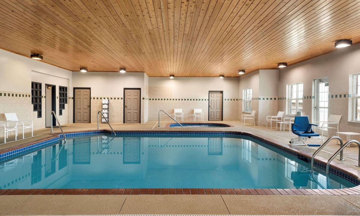 I-435 West KC-KS Hotel | Country Inn & Suites by Radisson, Kansas City at Village West, KS